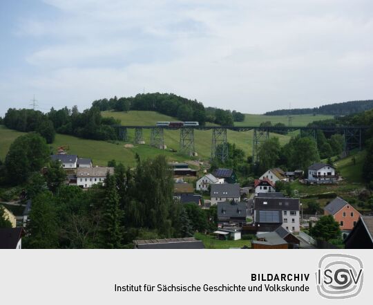 Ein Zug der Erzgebirgischen Aussichtsbahn überquert den Markersbacher Viadukt in Raschau-Markersbach.
