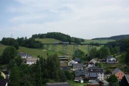 Bild: Ein Zug der Erzgebirgischen Aussichtsbahn überquert den Markersbacher Viadukt in Raschau-Markersbach.