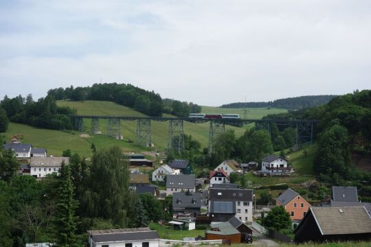 Ein Zug der Erzgebirgischen Aussichtsbahn überquert den Markersbacher Viadukt in Raschau-Markersbach.