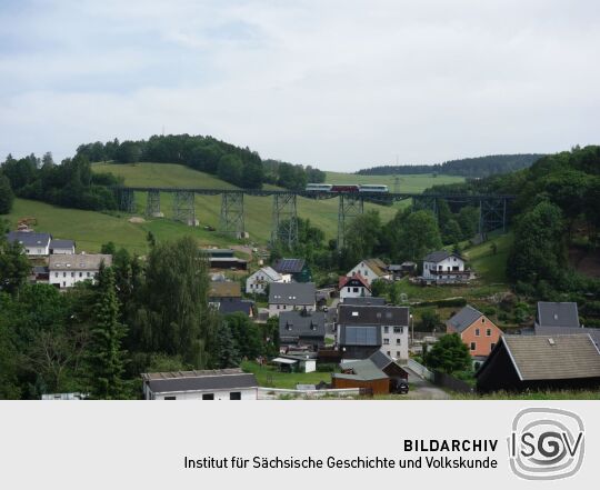 Ein Zug der Erzgebirgischen Aussichtsbahn überquert den Markersbacher Viadukt in Raschau-Markersbach.