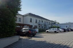 Bild: Das ehemalige Ballhaus und Hotel Alberthöhe in Dresden-Klotzsche ist heute eine Wohnanlage.