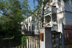 Bild: Das ehemalige Ballhaus und Hotel Alberthöhe in Dresden-Klotzsche ist heute eine Wohnanlage.