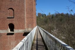 Fußweg an der Elstertalbrücke bei Pöhl-Jocketa.