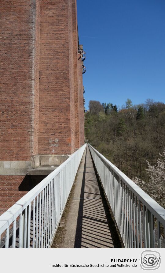 Fußweg an der Elstertalbrücke bei Pöhl-Jocketa.