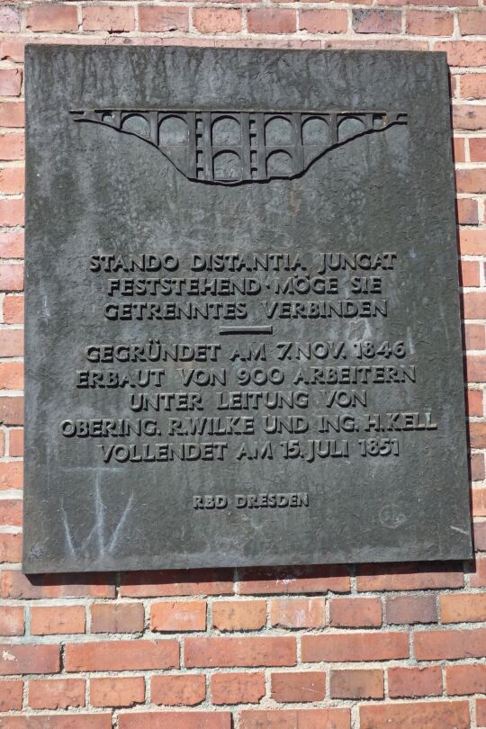 Infotafel an einer Säule der Elstertalbrücke bei Pöhl-Jocketa auf Höhe des Fußweges.