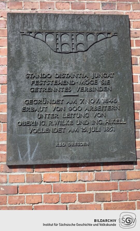 Infotafel an einer Säule der Elstertalbrücke bei Pöhl-Jocketa auf Höhe des Fußweges.