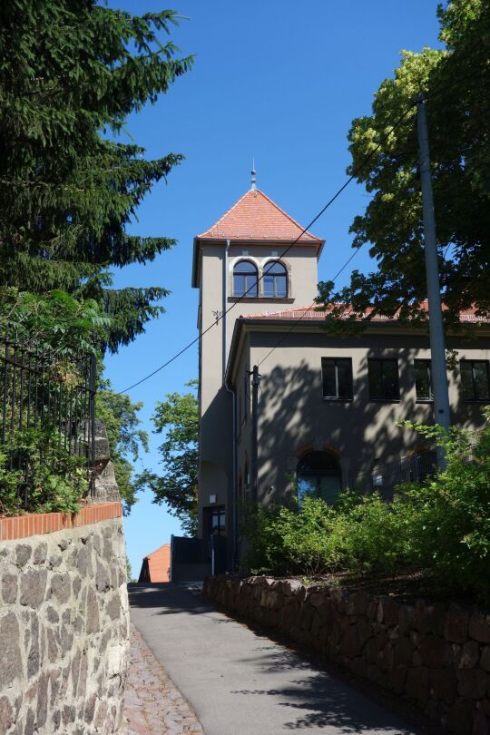 Der ehemalige Gasthof Braunes Etablissement in Dresden-Dölzschen ist heute Schulhort und Kindergarten.