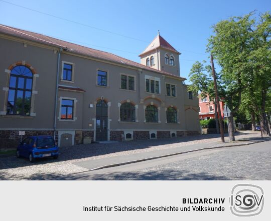 Der ehemalige Gasthof Braunes Etablissement in Dresden-Dölzschen ist heute Schulhort und Kindergarten.