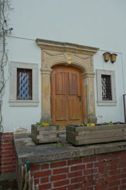 Die Eingangstür zum Naturparkhotel Haus Hubertus in Oybin.