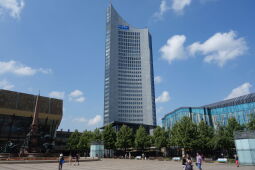 Das City-Hochhaus am Augustusplatz in Leipzig wurde als Universitätshochhaus errichtet und wird heute auch als Panorama-Tower vermarktet.