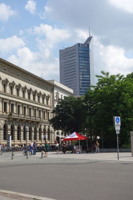 Das City-Hochhaus am Augustusplatz in Leipzig wurde als Universitätshochhaus errichtet und wird heute auch als Panorama-Tower vermarktet.