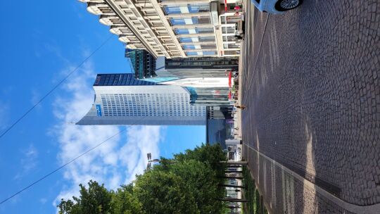 Das City-Hochhaus am Augustusplatz in Leipzig wurde als Universitätshochhaus errichtet und wird heute auch als Panorama-Tower vermarktet.