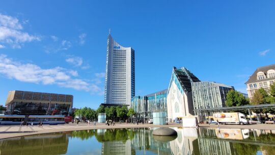 Das City-Hochhaus am Augustusplatz in Leipzig wurde als Universitätshochhaus errichtet und wird heute auch als Panorama-Tower vermarktet.