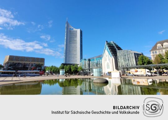 Das City-Hochhaus am Augustusplatz in Leipzig wurde als Universitätshochhaus errichtet und wird heute auch als Panorama-Tower vermarktet.