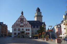 Das Alte Rathaus in Plauen und der Turm des Neuen Rathauses.