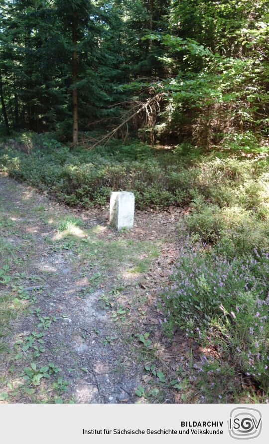 Der Grenzstein auf dem Weg zum Aussichtsfelsen Hoher Stein bei Erlbach (Vysoký kámen, Kraslice).