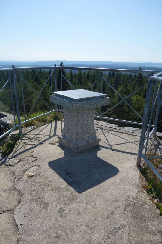 Der Sockel mit der Erläuterung der Aussicht auf dem Felsen Hoher Stein bei Erlbach (Vysoký kámen, Kraslice).