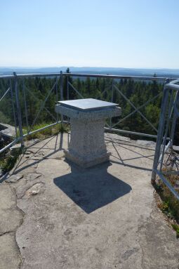 Der Sockel mit der Erläuterung der Aussicht auf dem Felsen Hoher Stein bei Erlbach (Vysoký kámen, Kraslice).
