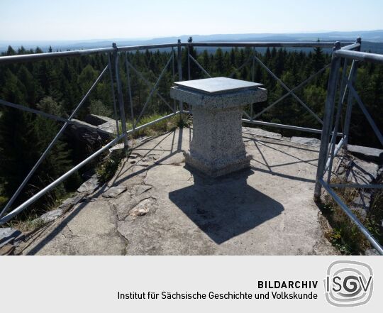 Der Sockel mit der Erläuterung der Aussicht auf dem Felsen Hoher Stein bei Erlbach (Vysoký kámen, Kraslice).