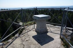 Der Sockel mit der Erläuterung der Aussicht auf dem Felsen Hoher Stein bei Erlbach (Vysoký kámen, Kraslice).