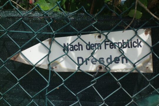 Wegweiser zum Aussichtspunkt Sachsens Hiefel auf der Rockauer Höhe in Dresden-Rockau.