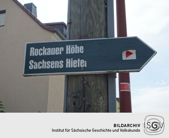 Wegweiser zum Aussichtspunkt Sachsens Hiefel auf der Rockauer Höhe in Dresden-Rockau.