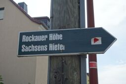 Bild: Wegweiser zum Aussichtspunkt Sachsens Hiefel auf der Rockauer Höhe in Dresden-Rockau.