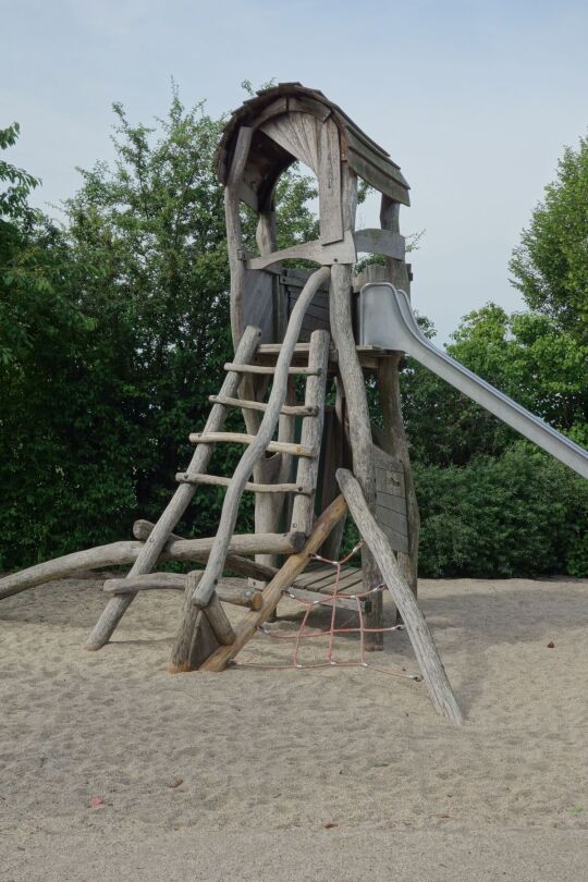 Aussichtsturm auf dem Spielplatz am Aussichtspunkt Sachsens Hiefel auf der Rockauer Höhe in Dresden-Rockau.
