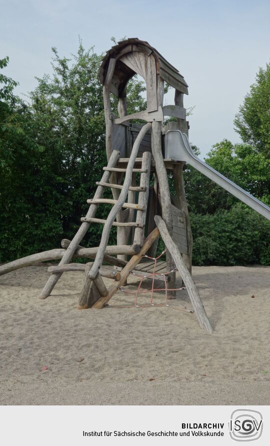 Aussichtsturm auf dem Spielplatz am Aussichtspunkt Sachsens Hiefel auf der Rockauer Höhe in Dresden-Rockau.