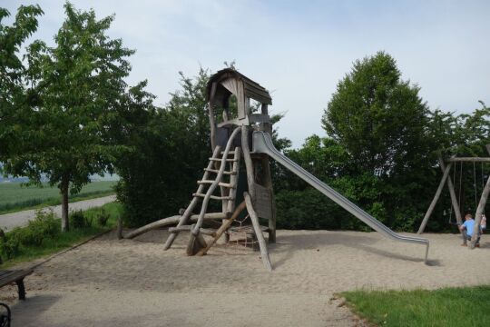 Aussichtsturm auf dem Spielplatz am Aussichtspunkt Sachsens Hiefel auf der Rockauer Höhe in Dresden-Rockau.