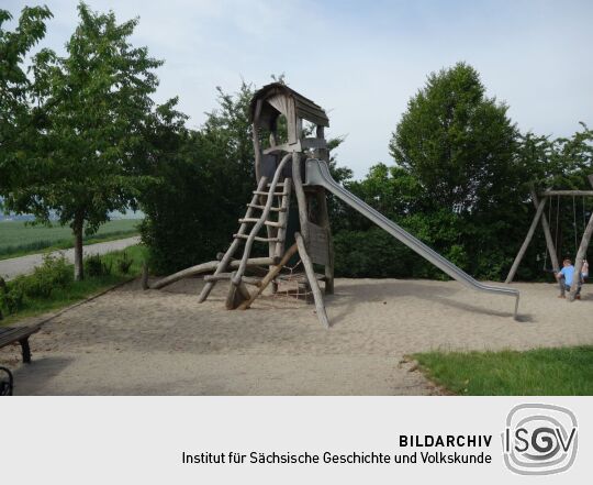 Aussichtsturm auf dem Spielplatz am Aussichtspunkt Sachsens Hiefel auf der Rockauer Höhe in Dresden-Rockau.