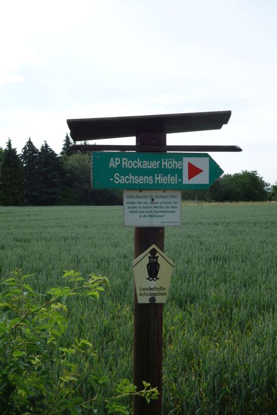 Wegweiser zum Aussichtspunkt Sachsens Hiefel auf der Rockauer Höhe in Dresden-Rockau.