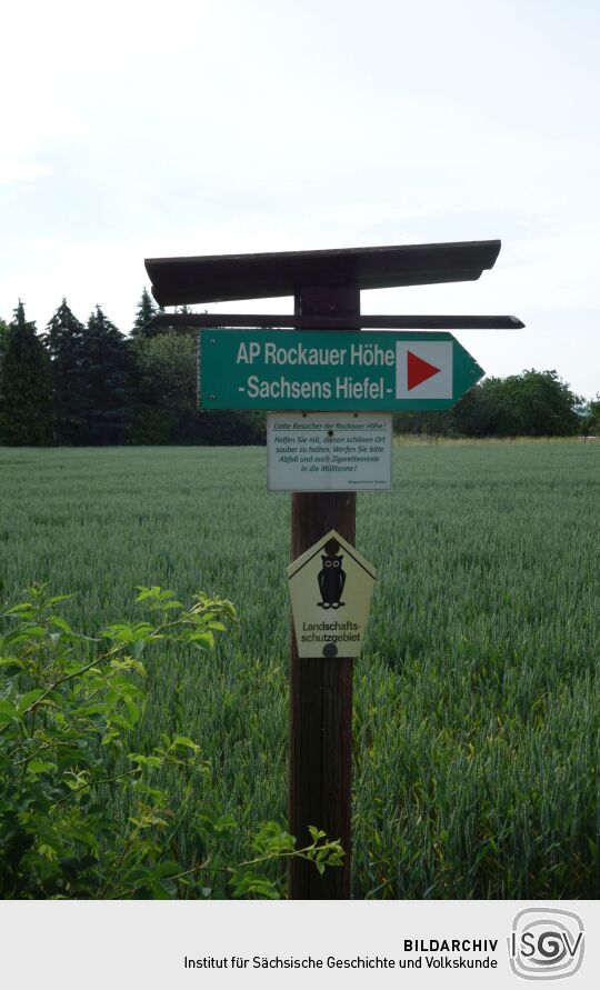 Wegweiser zum Aussichtspunkt Sachsens Hiefel auf der Rockauer Höhe in Dresden-Rockau.
