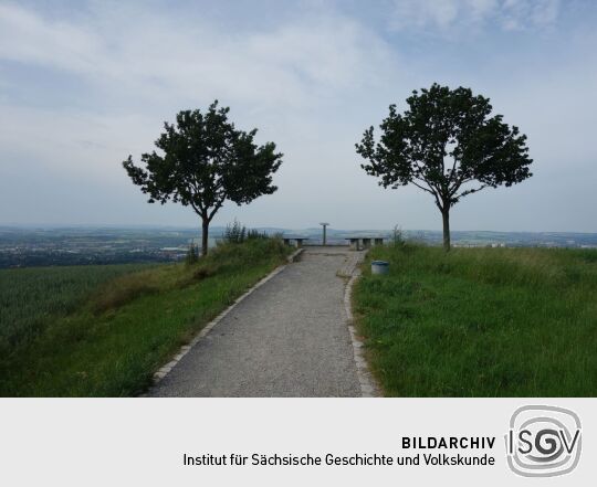 Blick zu Aussichtspunkt Sachsens Hiefel auf der Rockauer Höhe in Dresden-Rockau.