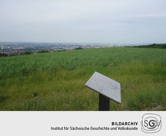 Orientierungstafel auf dem Aussichtspunkt Sachsens Hiefel auf der Rockauer Höhe in Dresden-Rockau.