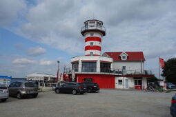 Das Hotel Der Leuchtturm am Geierswalder See.