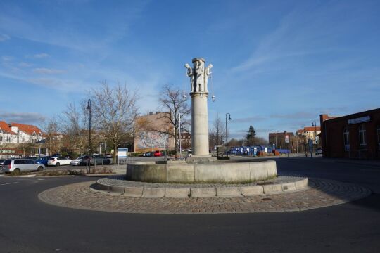 Der Glasmacherbrunnen vor dem Bahnhof Weißwasser.