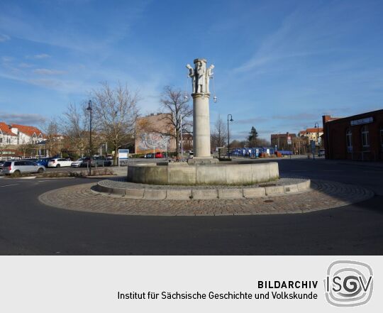 Der Glasmacherbrunnen vor dem Bahnhof Weißwasser.