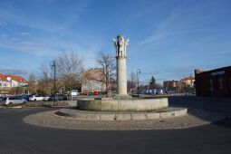 Der Glasmacherbrunnen vor dem Bahnhof Weißwasser.