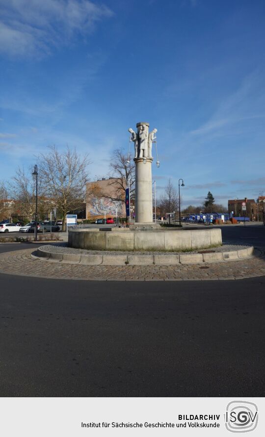 Der Glasmacherbrunnen vor dem Bahnhof Weißwasser.