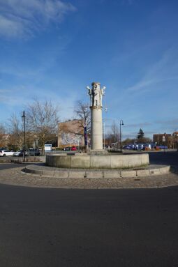 Der Glasmacherbrunnen vor dem Bahnhof Weißwasser.