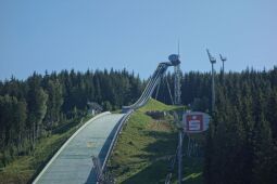 Die Sprungschanze in der Vogtland Arena bei Klingenthal.