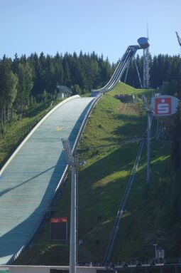 Die Sprungschanze in der Vogtland Arena bei Klingenthal.