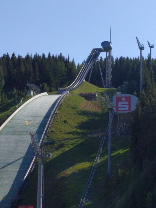 Die Sprungschanze in der Vogtland Arena bei Klingenthal.