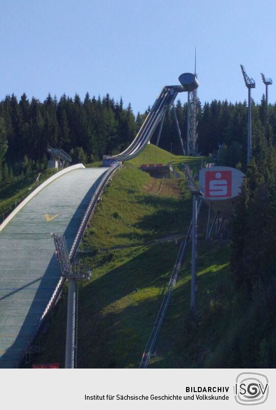 Die Sprungschanze in der Vogtland Arena bei Klingenthal.