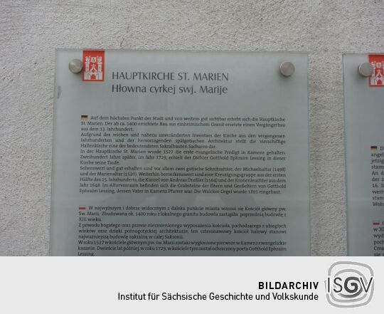 Infotafel an der Kirche St. Marien in Kamenz.