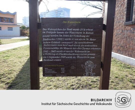 Infotafel am historischen Wasserturm in Weißwasser.