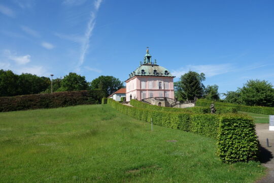 Blick auf die südliche Fassade des Fasanenschlösschens in der Fasanerie des Schlossparks von Moritzburg.