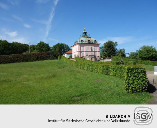 Blick auf die südliche Fassade des Fasanenschlösschens in der Fasanerie des Schlossparks von Moritzburg.