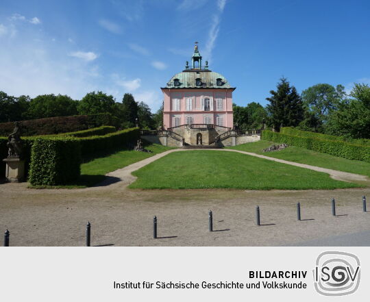 Blick auf die südliche Fassade des Fasanenschlösschens in der Fasanerie des Schlossparks von Moritzburg.